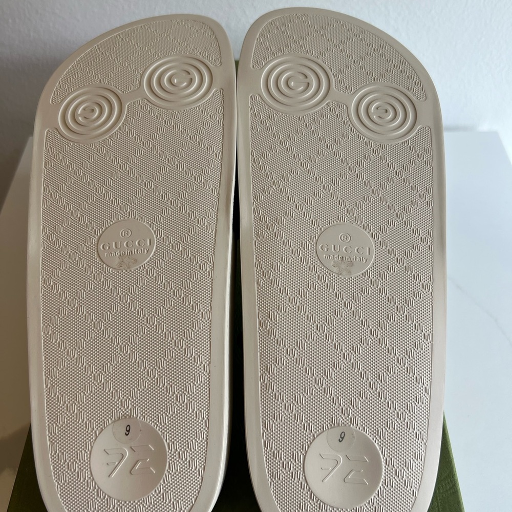 Gucci x Pablo Delcielo men's GG Supreme slides featuring a "funny cat" graphic. - Picture 4 of 16